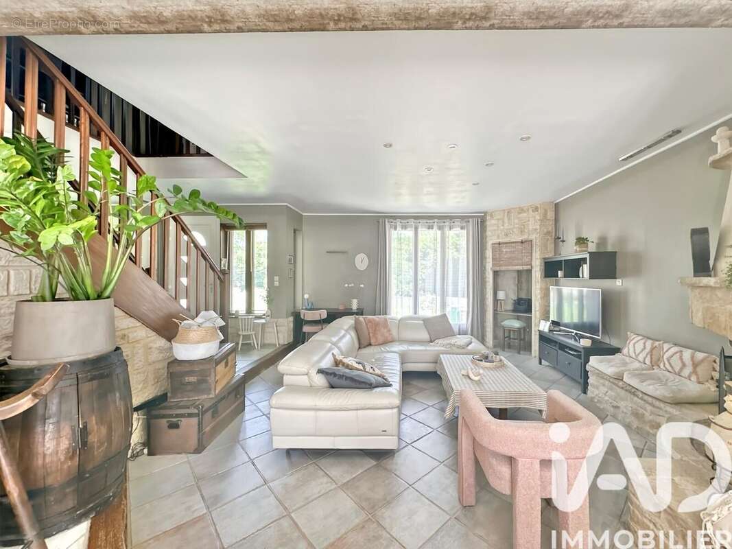 Maison 163 m² à La Ville-Du-Bois  - photo 2