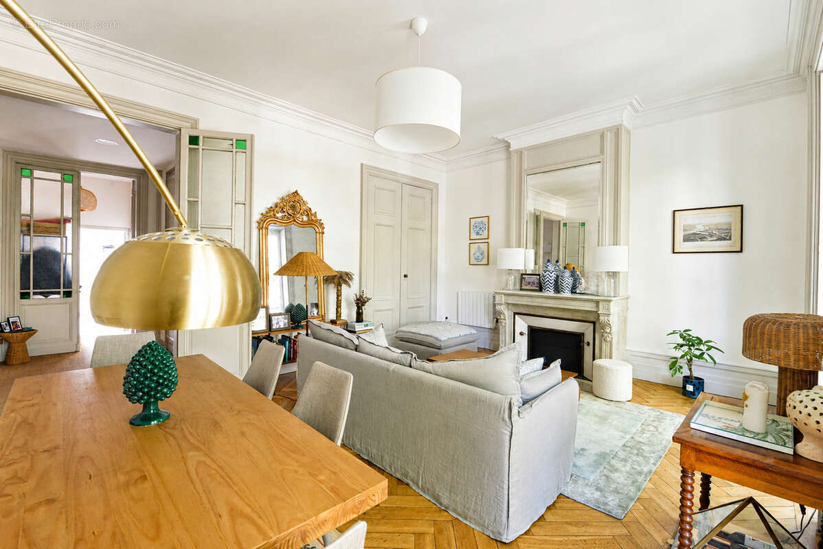 ARCHITECTURE BORDELAISE VALORISÉE -1800 -Appartement rénové avec balcons - photo 2