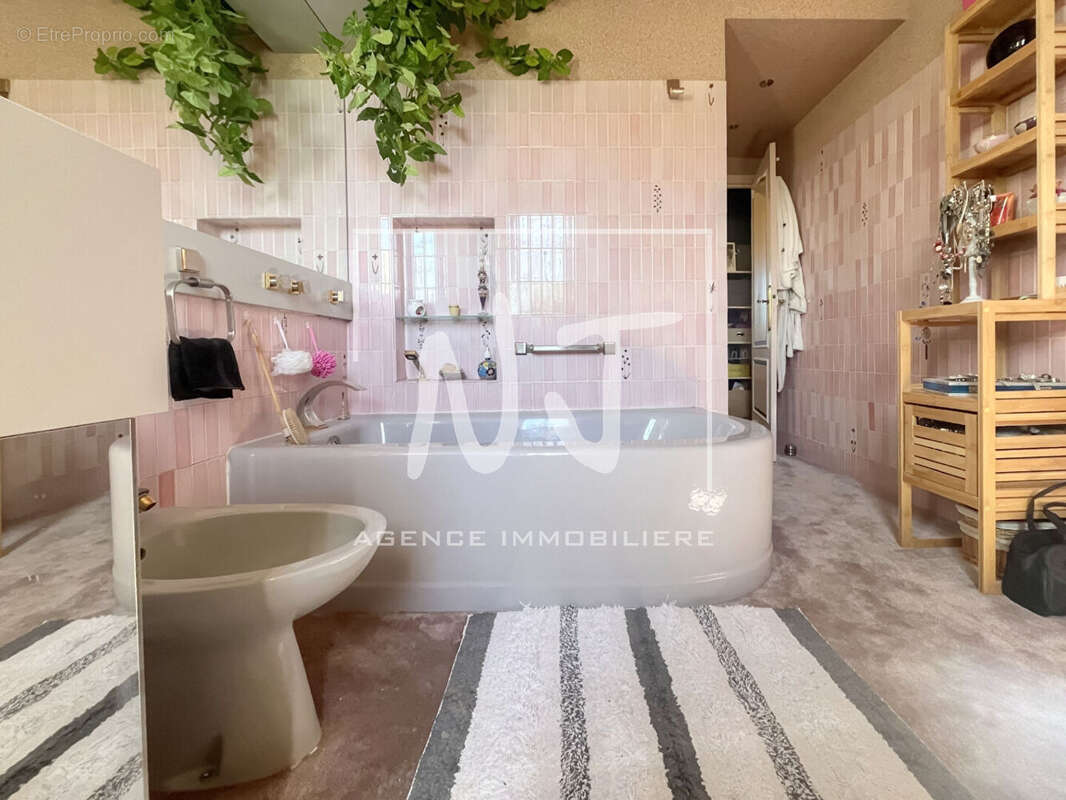 Maison à SAINT-BARTHELEMY-D'ANJOU