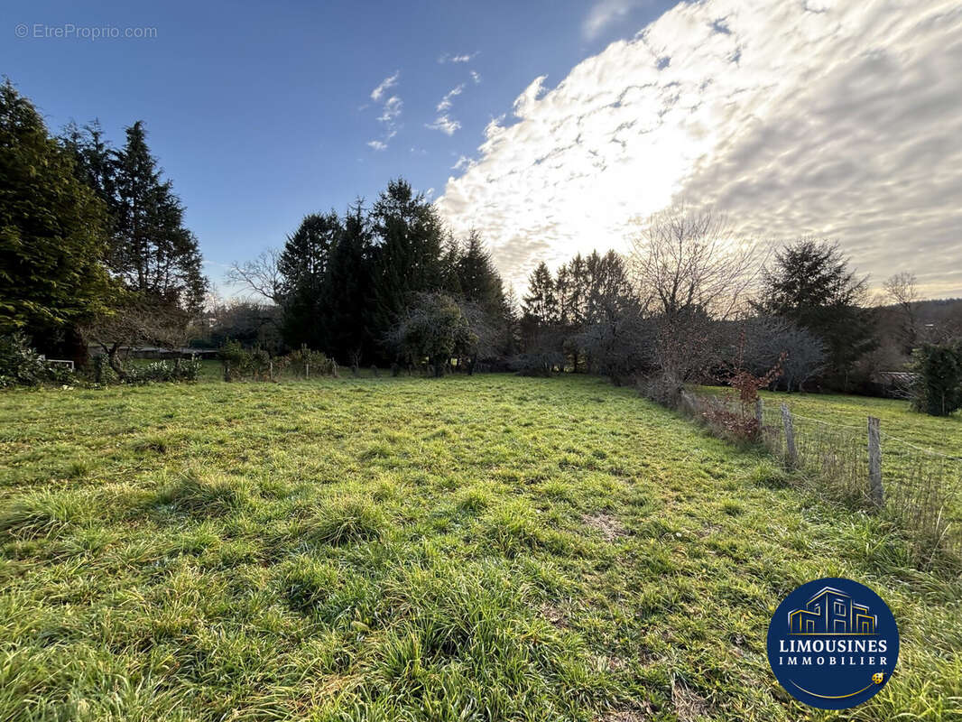 Terrain à SAINT-HILAIRE-LES-PLACES