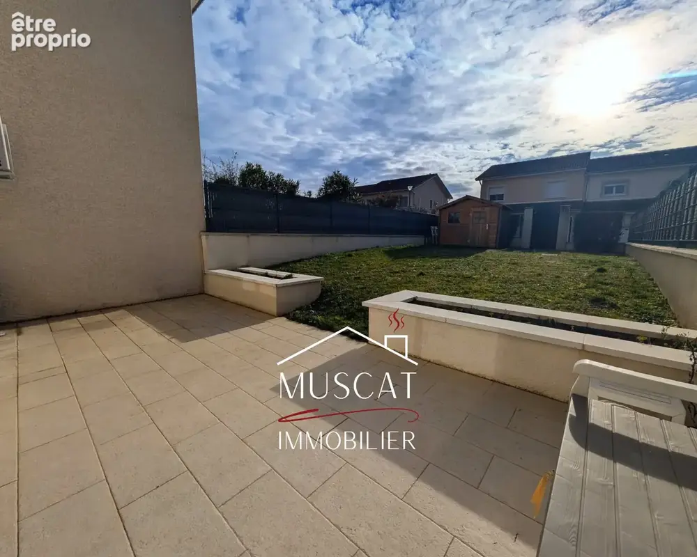 FRONTONAS - Maison - 3 chambres - terrasse - jardin - garage - photo 11