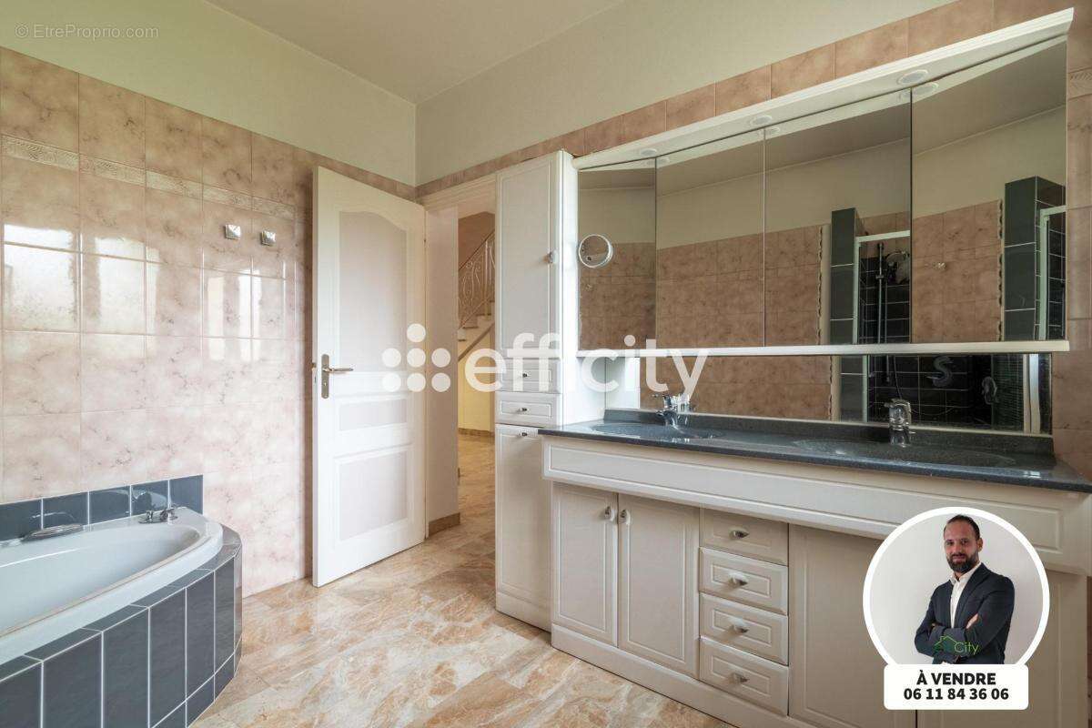 Maison 170 m² à Villeneuve-Le-Roi  - photo 15
