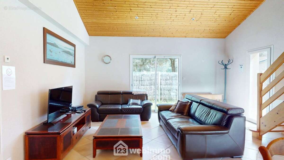 Un salon lumineux avec de grandes ouvertures sur le jardin - Maison à JARD-SUR-MER