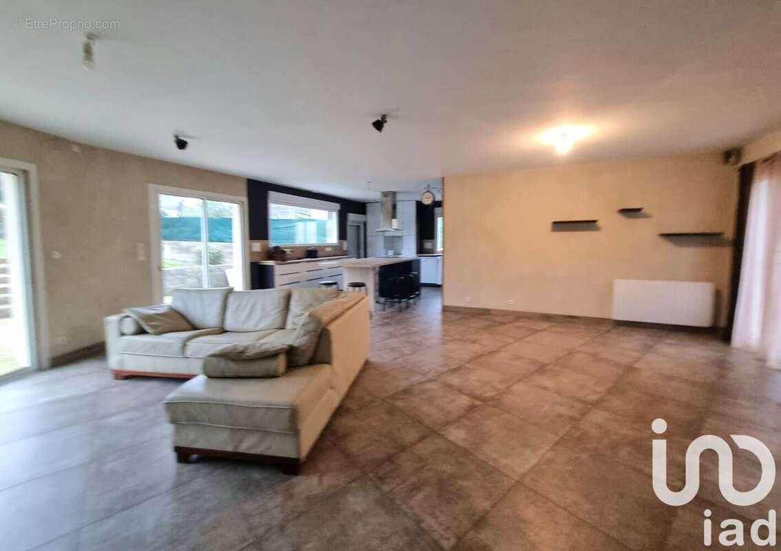 Maison 147 m² à La Chapelle-Saint-Laud  - photo 5