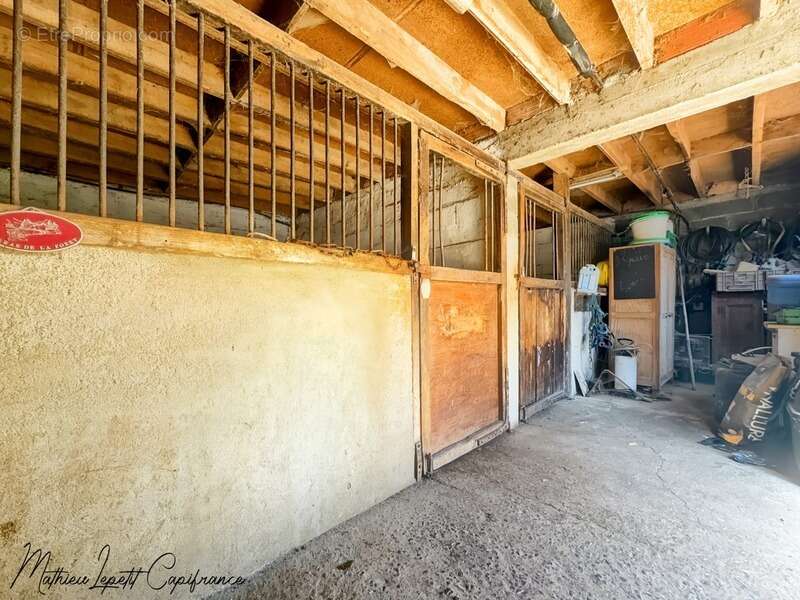 Maison à SAINT-PIERRE-DE-CHIGNAC