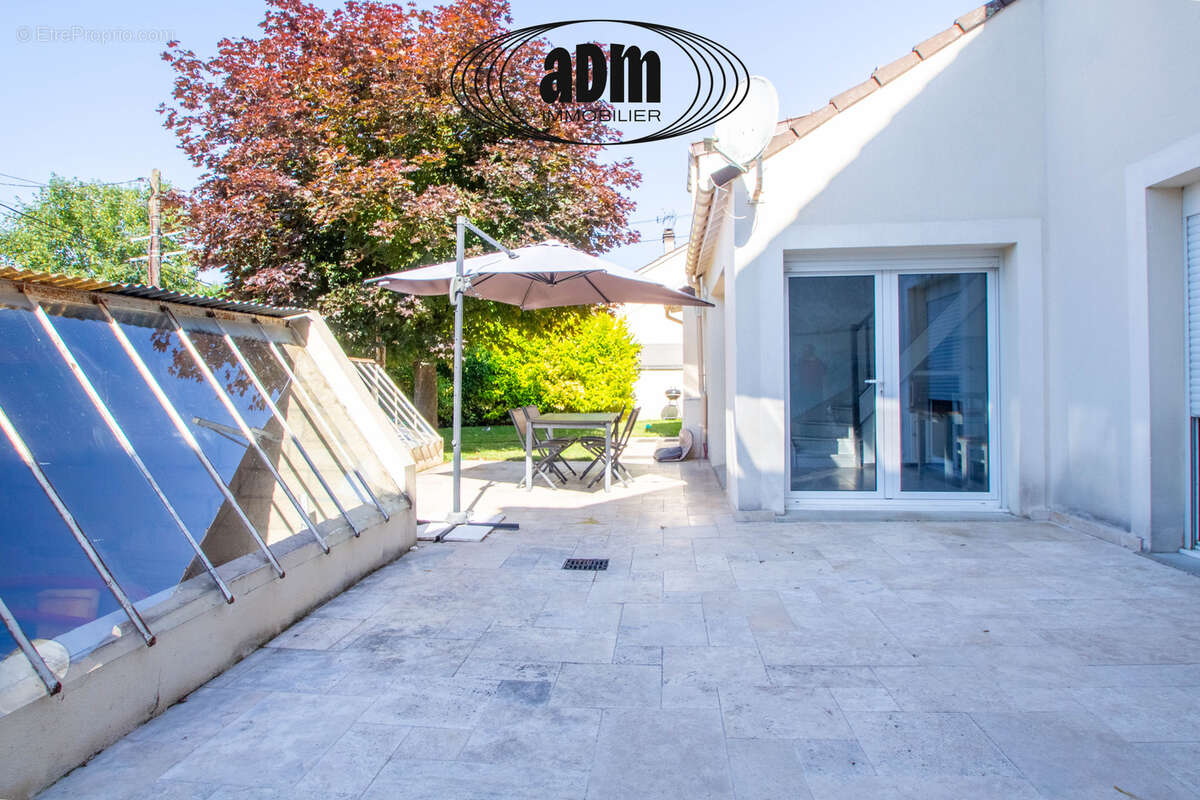 Maison familiale rénovée avec piscine, dépendance et garages sur un terrain de 1 376 m2 - photo 18