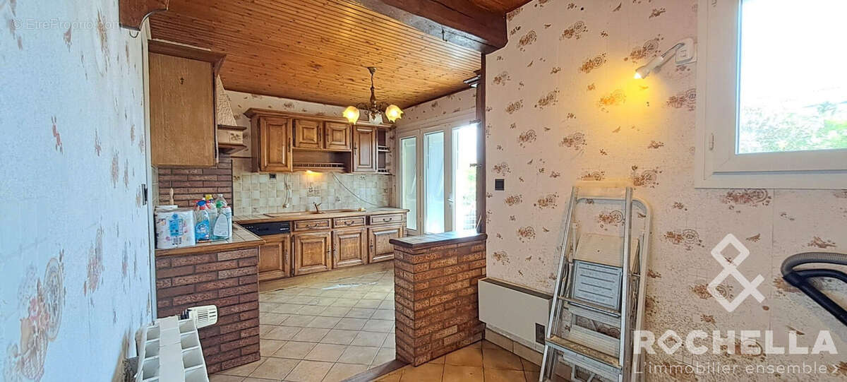 cuisine avec espace dînatoire - Maison à ROCHEFORT