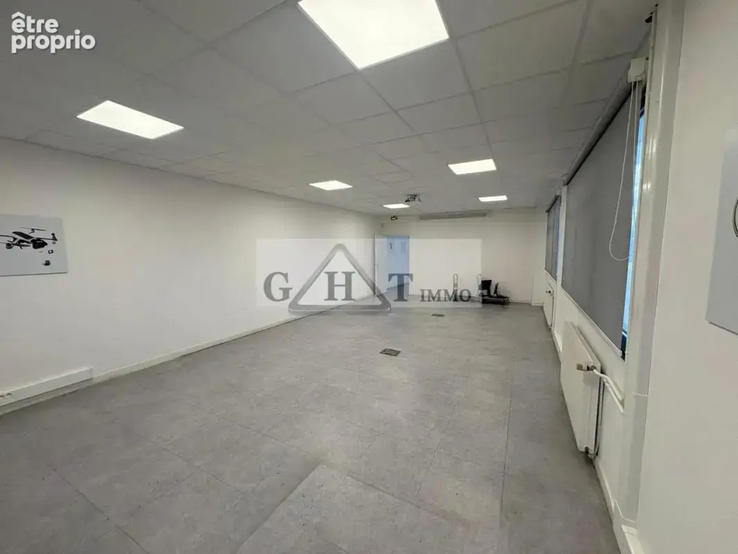Entrepot 3700 m² a vendre a vaux le penil - photo 9