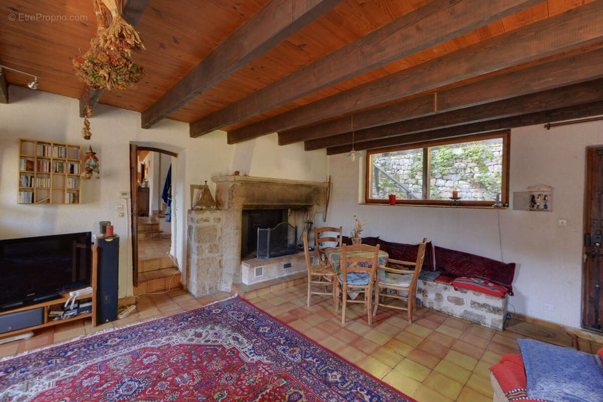 Maison à SAINT-SAUVEUR-DE-MONTAGUT