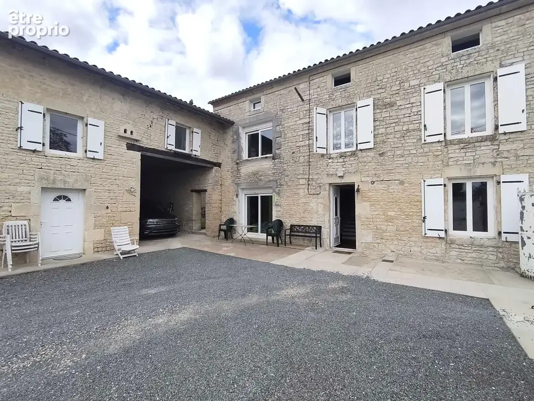 Maison à AIGRE