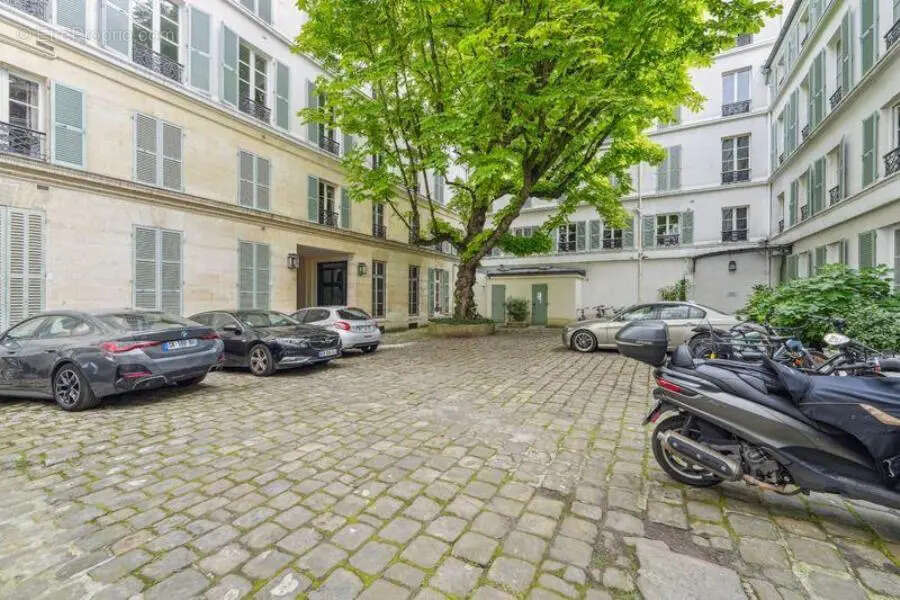 Commerce à PARIS-8E