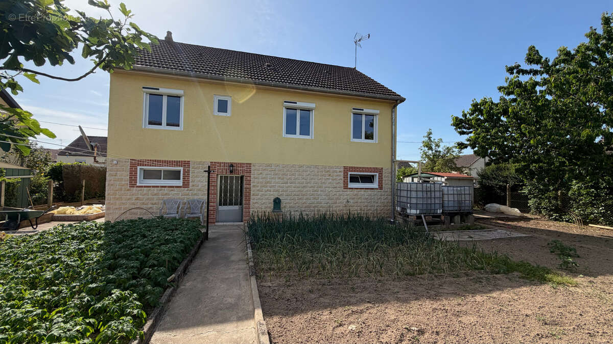 Maison de 89 m2 avec sous-sol complet et jardin arboré - photo 2