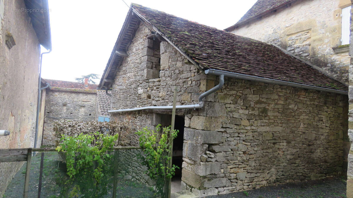 Ensemble immobilier de 2 maisons (en pierres et mitoyennes) avec une grange (en pierres) Secteur SAINT RAPHAEL - photo 19