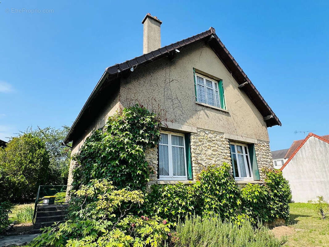 Maison à CHANTELOUP-LES-VIGNES