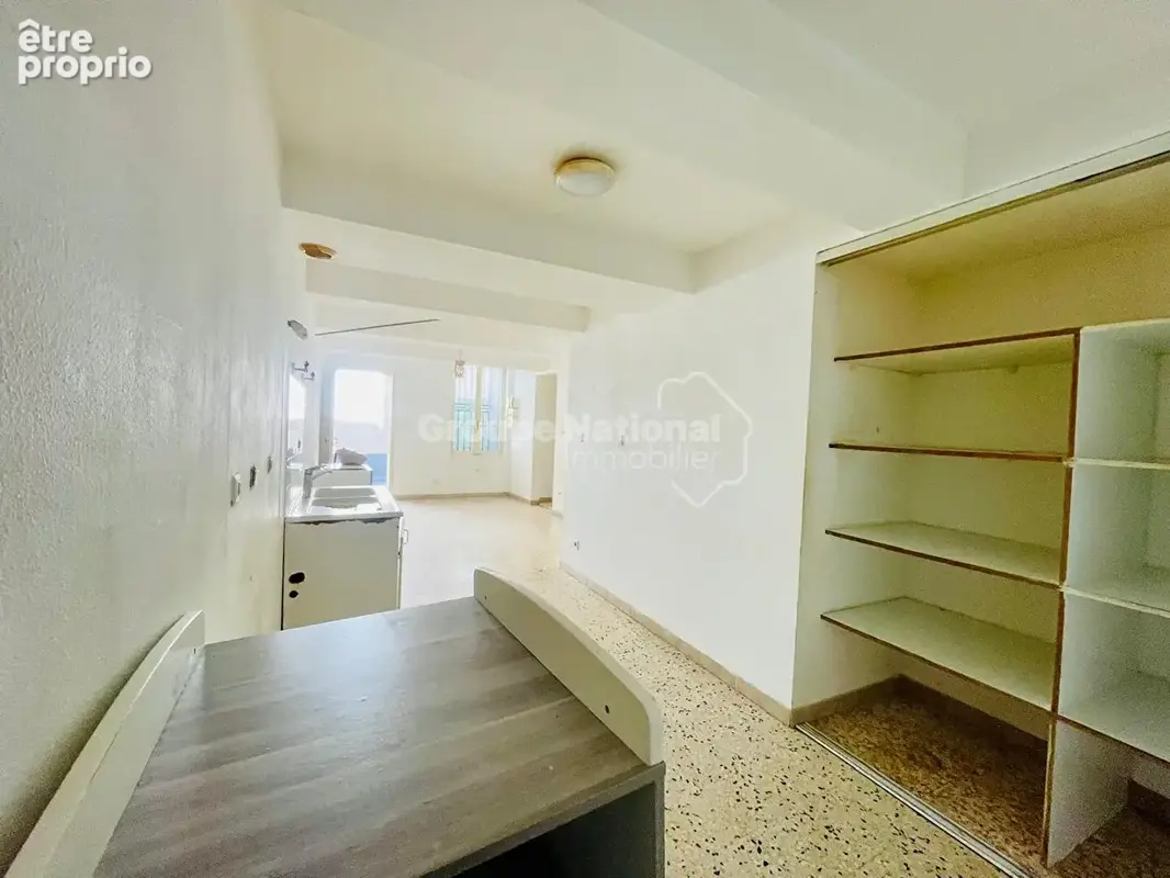 Appartement P3 en rez-de-chaussée avec cour privative, beau potentiel ! - photo 2
