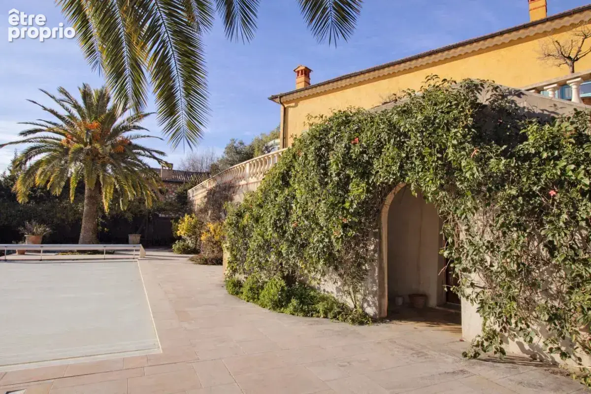 Vence, à 2 minutes à pied du centre, somptueuse villa de 321 m² - photo 4