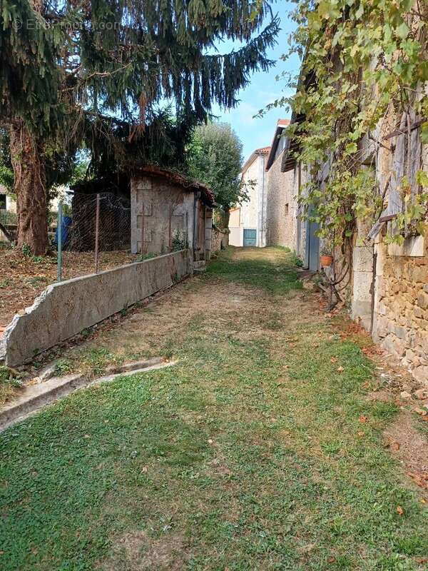 Maison 249 m² à Massignac  - photo 2