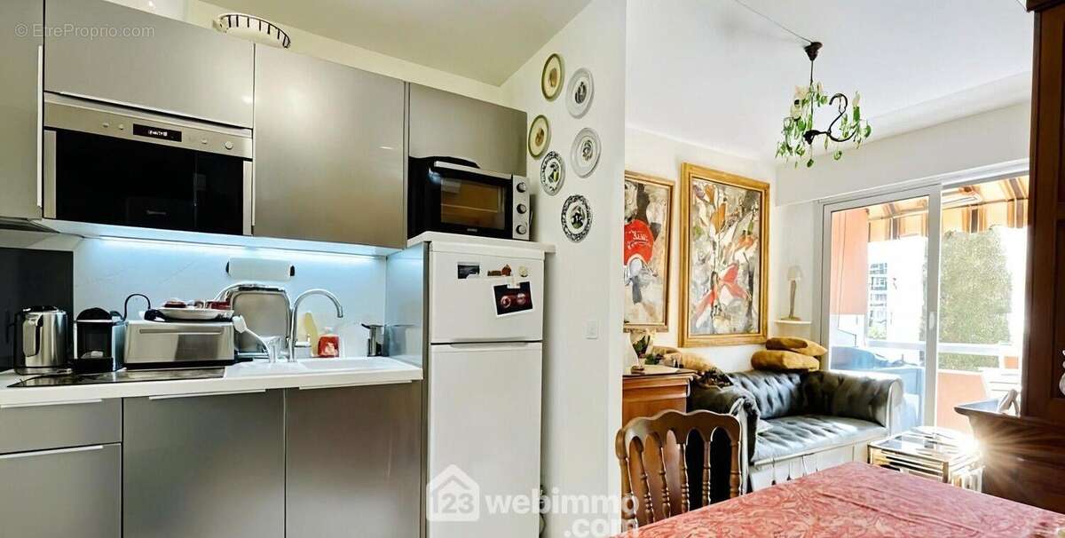 Séjour lumineux avec cuisine moderne équipée, ouvrant sur terrasse. - Appartement à SAINTE-MAXIME