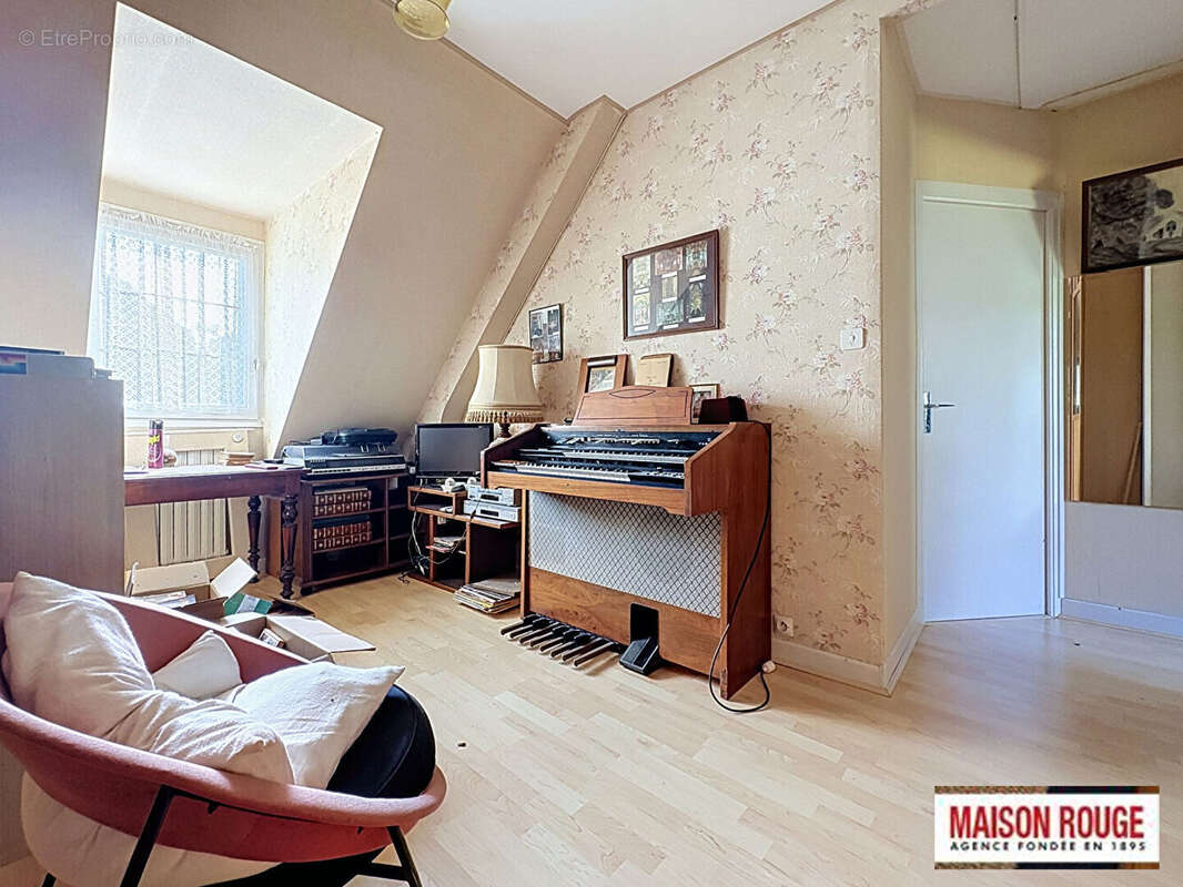 Maison familiale à vendre à Saint-Quay-Portrieux avec grand terrain arboré, beaux volumes et fort potentiel - photo 17
