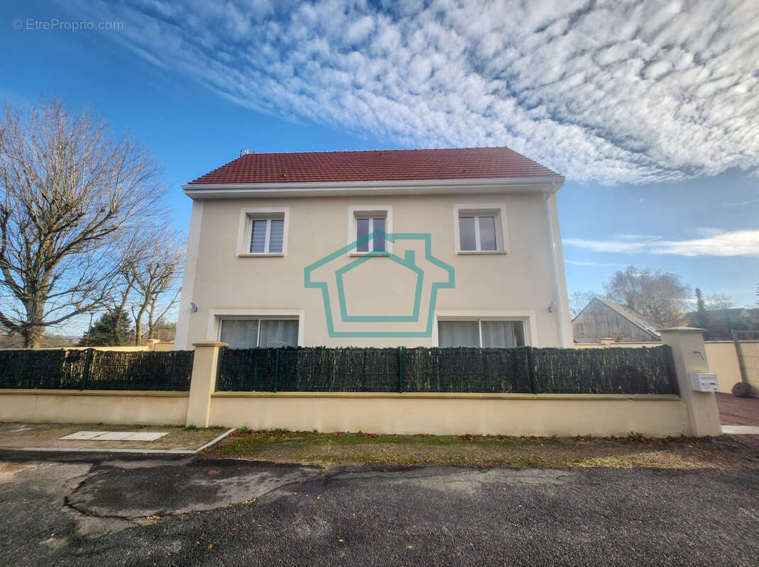 Maison à LA QUEUE-LES-YVELINES