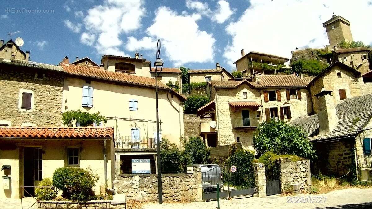PEYRELEAU (12720) – Charmante maison de village rénovée avec jardin et terrasse plein sud - photo 2