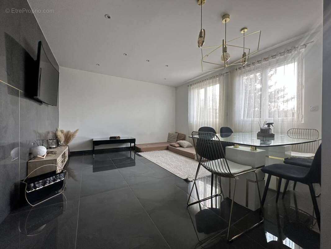 Maison à LE CHAMBON-FEUGEROLLES