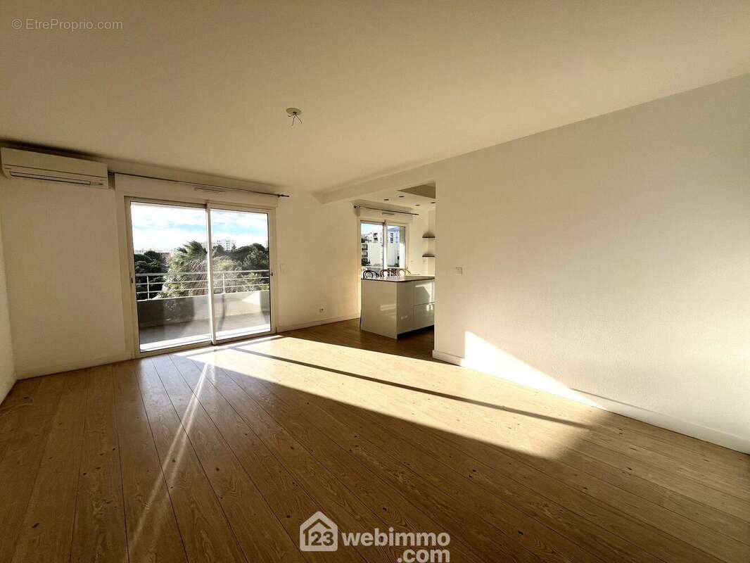 Le séjour exposé Sud/Est - Appartement à BASTIA