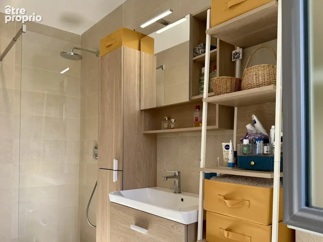 Dickjan POPPEMA d'eXp France vous propose une villa quasiment neuve avec 3 chambres, piscine, grand jardin