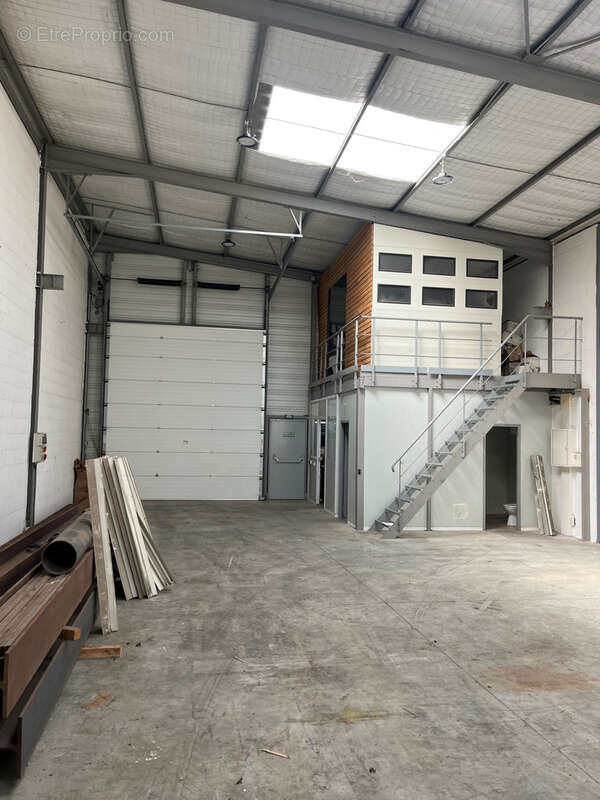 A vendre - batiment industriel cellule 2 de 194m2 - photo 2