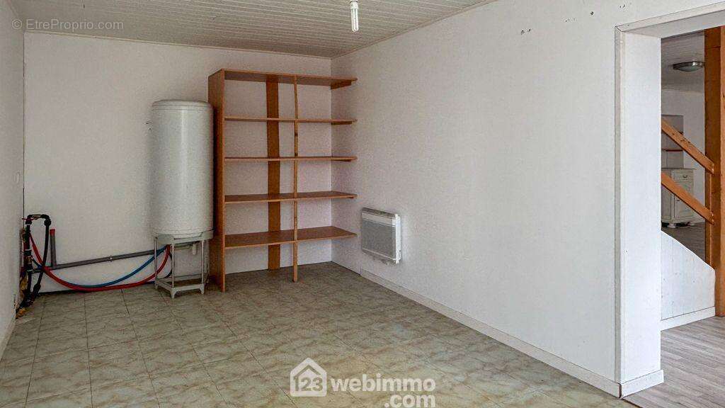 et une pièce de 16 m² - Maison à SAINT-MESMIN