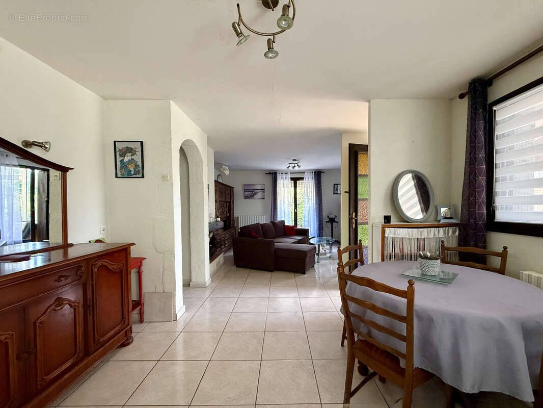 Maison à SAINTE-FOY-DE-PEYROLIERES