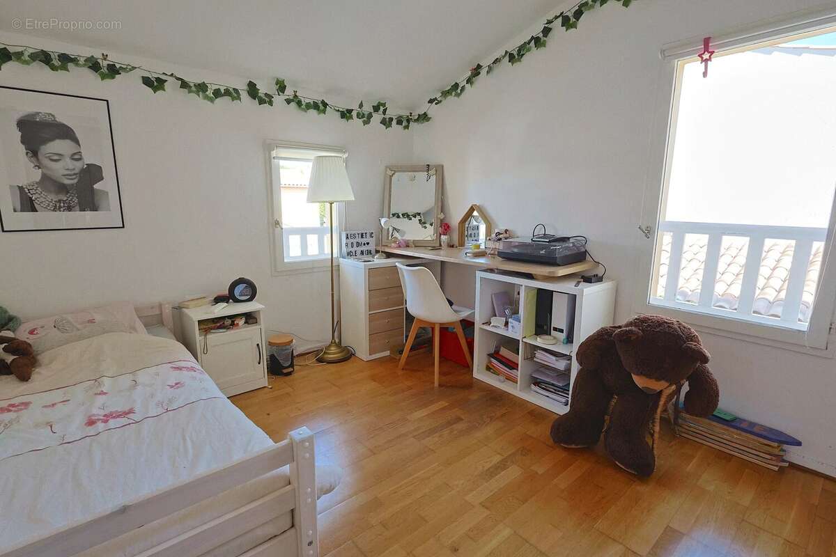 Maison à LA ROQUETTE-SUR-SIAGNE