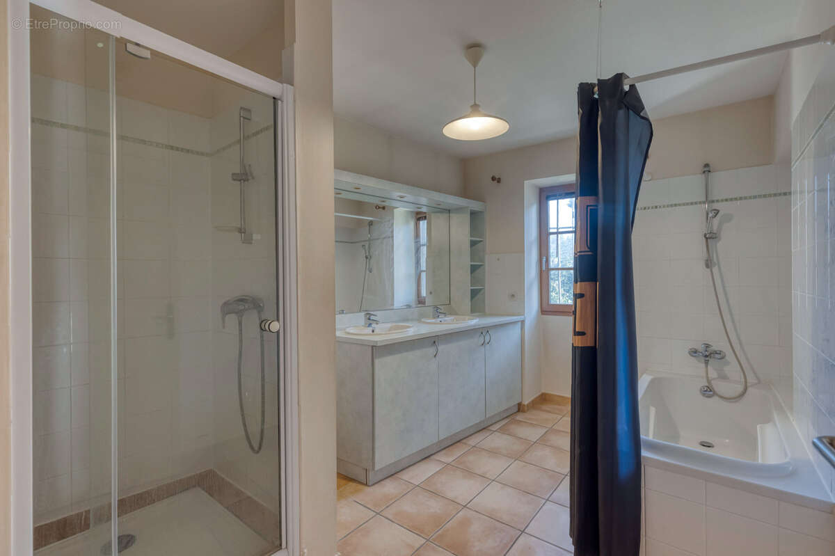 Appartement à SAINT-NAZAIRE-LES-EYMES