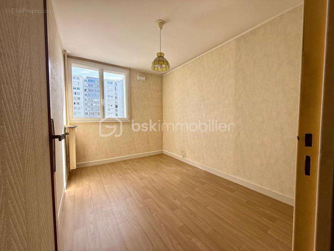 Nouveau prix pour cet appartement, Séjour lumineux, trois chambres, 6ème étage dans résidence privée, sécurisée - photo 10