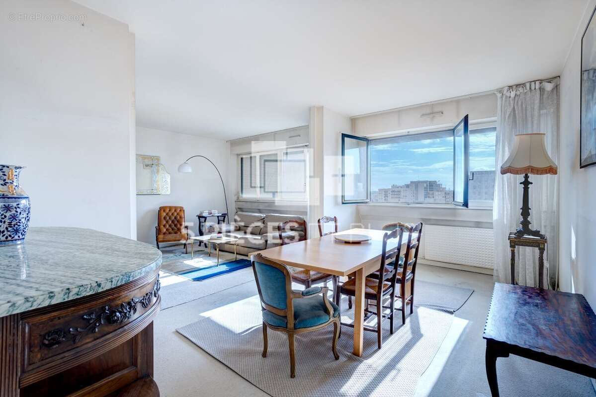Appartement à COURBEVOIE