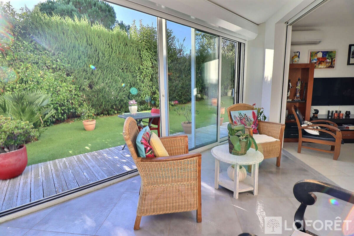 Appartement Hyères 3 pièces, jardin privatif 186 m², garage, stationnement - photo 3