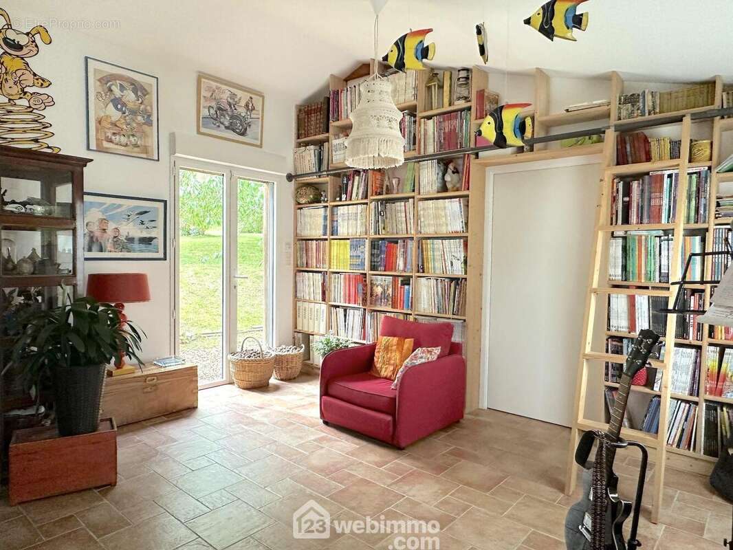 Maison 198 m² à Saint-Sulpice  - photo 8