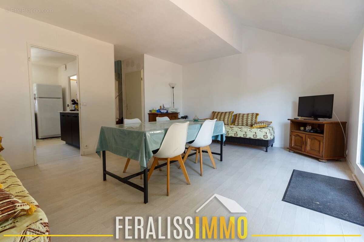 Emplacement recherché, 4 chambres et beau potentiel ! - photo 4