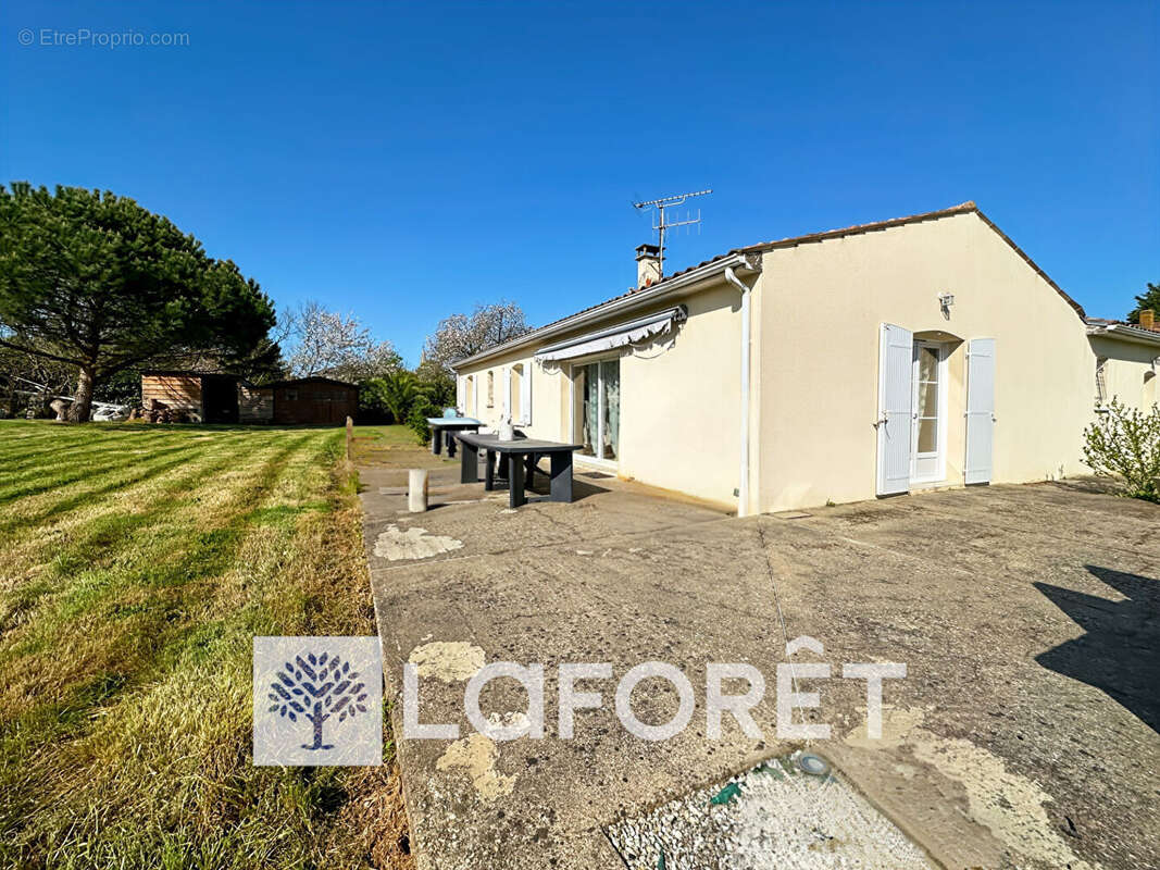 Maison de plain-pied de 2005 de 130 m²  4 chambres sur un terrain 2970 m²  entre GEMOZAC (17260) et MORTAGNE (17120) - photo 8