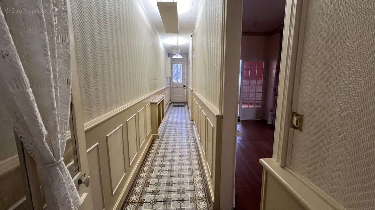 A vendre maison de ville en briques en plein centre ville de EU, 9 pièces, salon avec cheminée, salle à manger, 6 chambres, 2 sa - photo 13