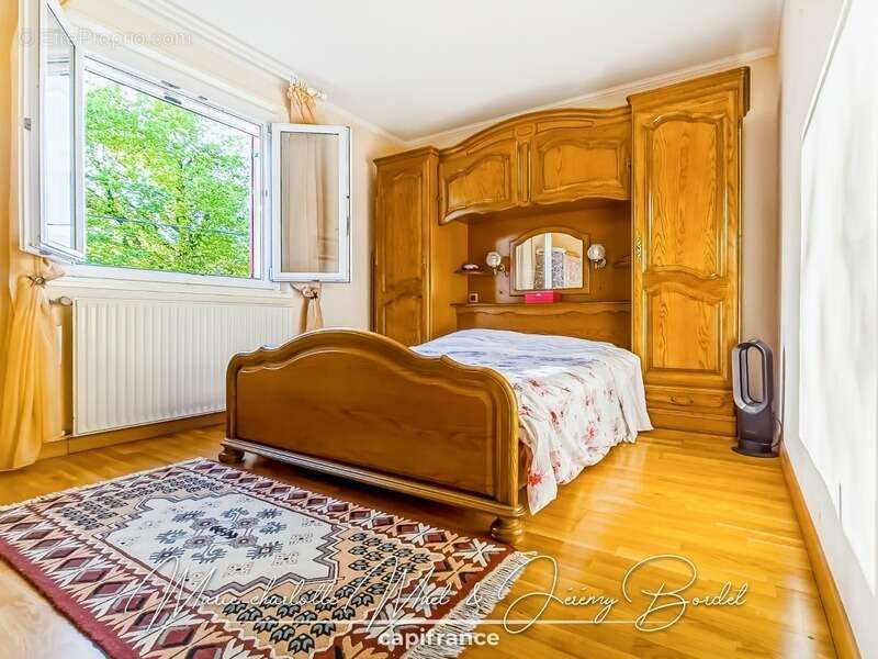 Maison à BAGE-LA-VILLE