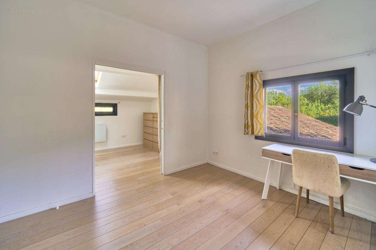 Maison à LE PUY-SAINTE-REPARADE