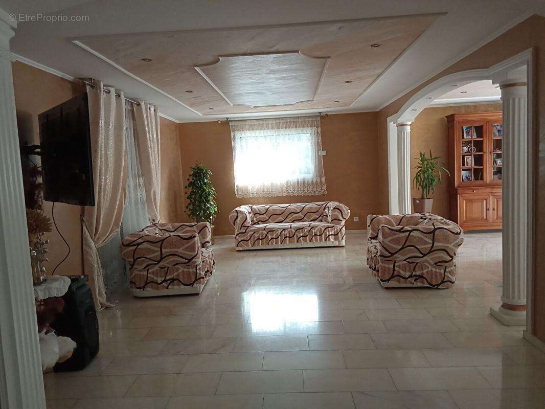 Maison à LE GENEST-SAINT-ISLE