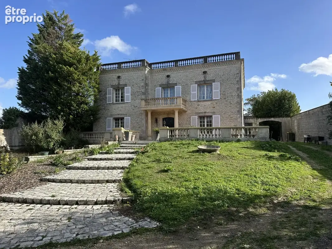Chateaubernard, élégante demeure de caractére d'environ 260m2. - photo 1