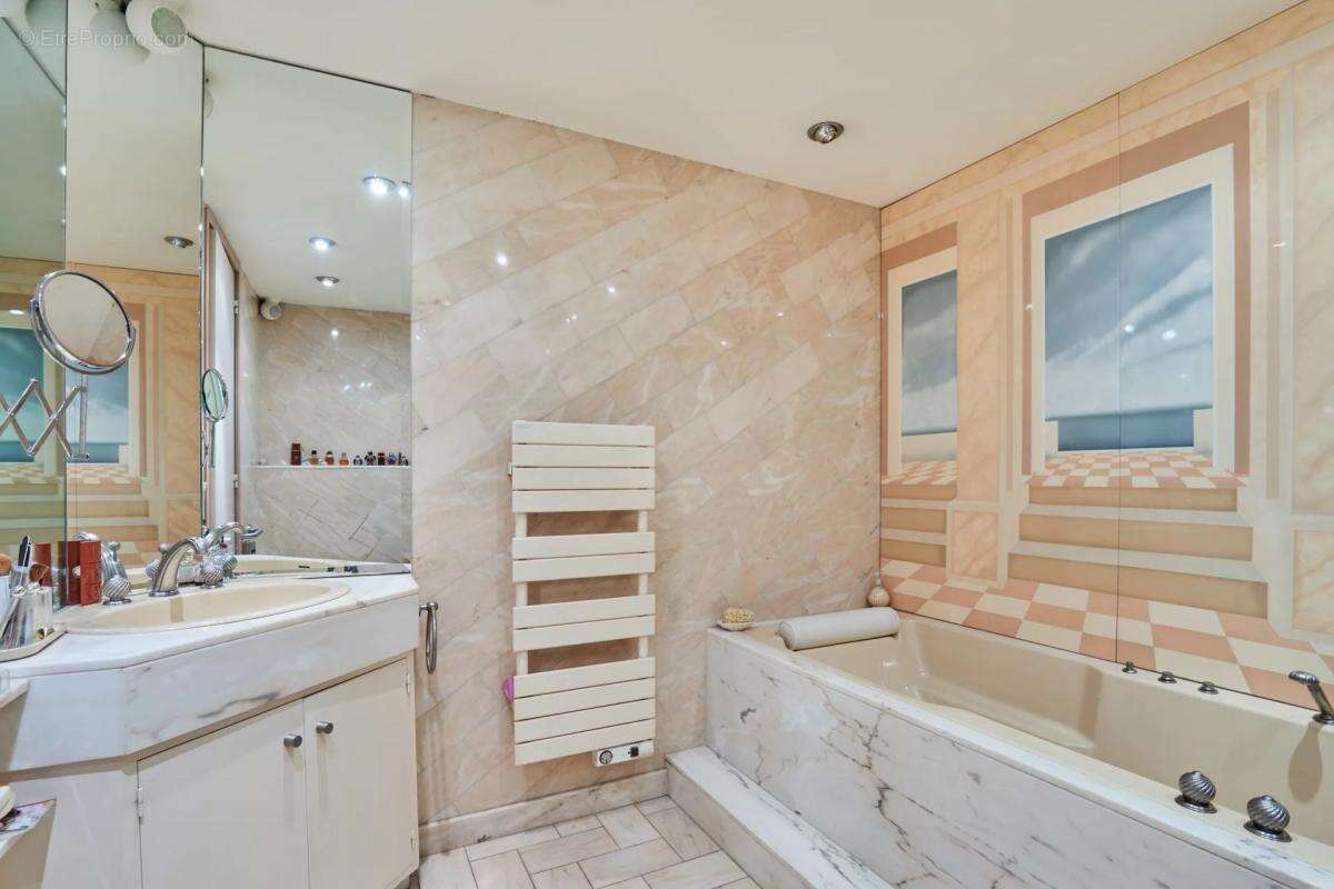 Appartement à PARIS-16E