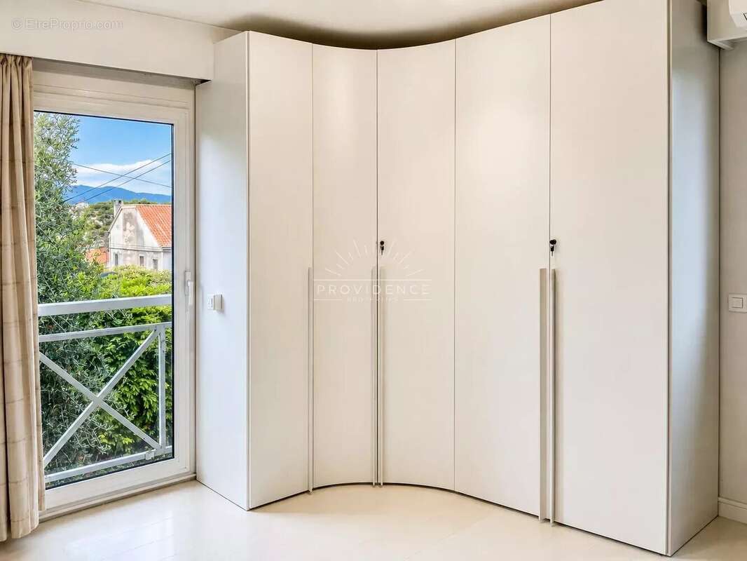Le Cannet Europe - Villa 266 m², 5 chambres, piscine, jardin plat et vue mer - photo 16