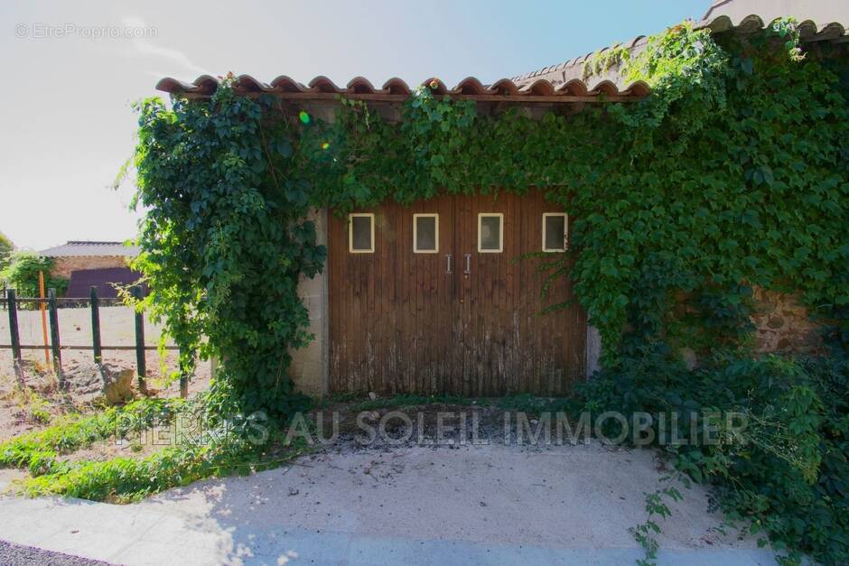 Parking à LA TOUR-SUR-ORB
