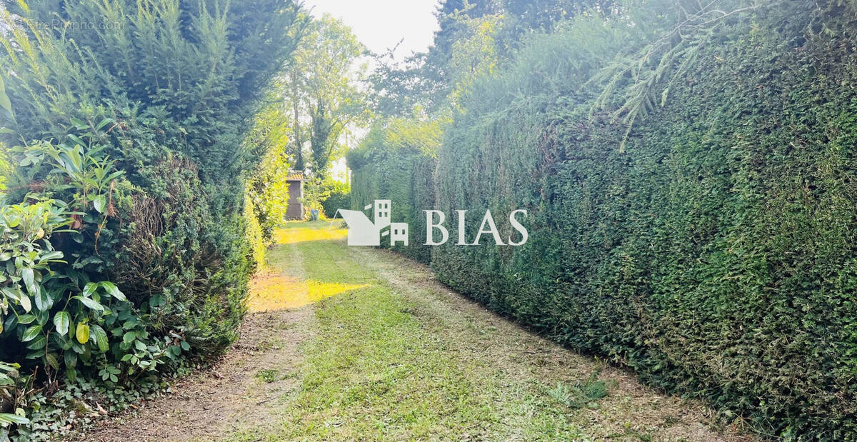 Terrain à GIVERVILLE