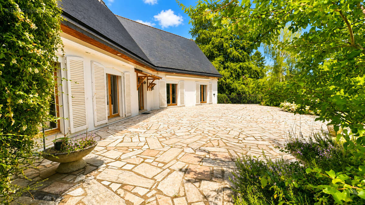 Demeure d'exception de 225 m² édifiée sur un terrain de 4 485 m² à Noailles - photo 4
