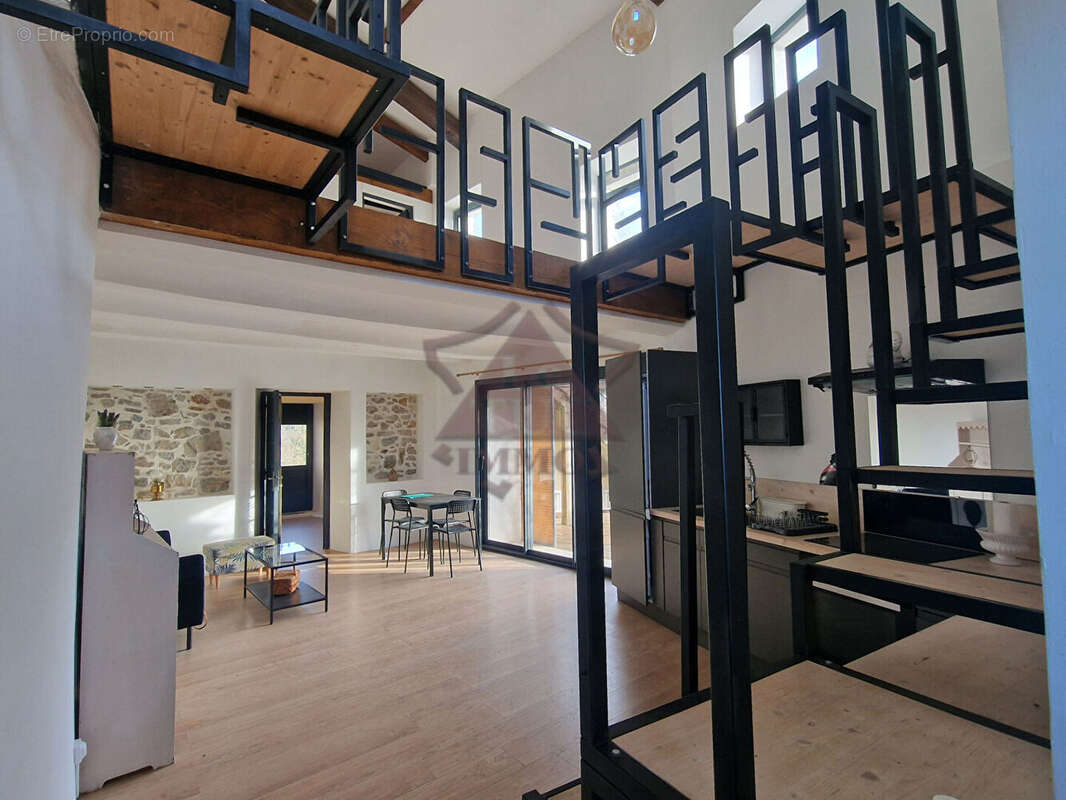Maison atypique avec terrasse + cour avec une belle vue dégagée - photo 5